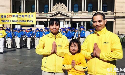 '圖3：黃女士（Huynh Thi Ngan Ha）全家駕車五百公里到悉尼參加慶祝世界大法日的活動。'