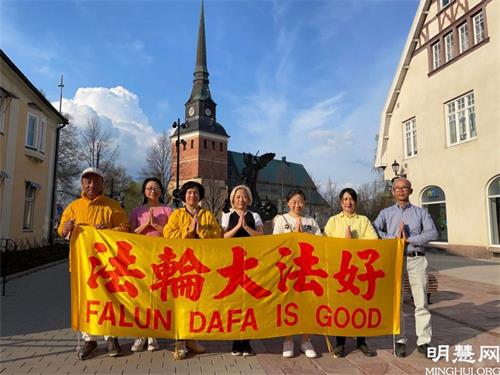 '圖1～2：法輪功學員在瑞典達拉納省慶祝世界法輪大法日。'