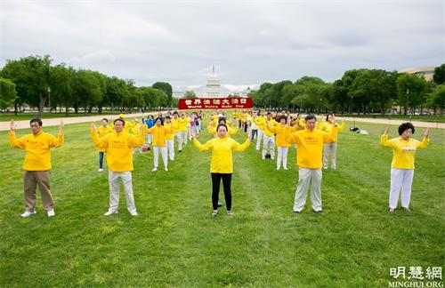'圖1～2：二零二一年五月八日，華盛頓DC部份法輪功學員在美國國家廣場慶祝第二十二屆「世界法輪大法日」，恭祝李洪志師父七十華誕。'