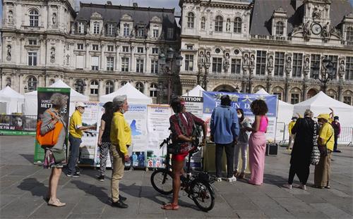'圖2：在巴黎市政廳廣場，人們在觀看展板，向法輪功學員了解真相'