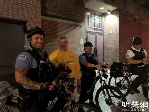 '圖5：芝加哥警察很高心了解了真相並感謝法輪功學員'
