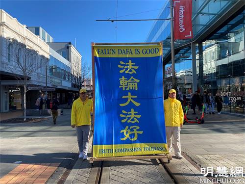'圖1～7：新西蘭法輪功學員在基督城市中心遊行反迫害'