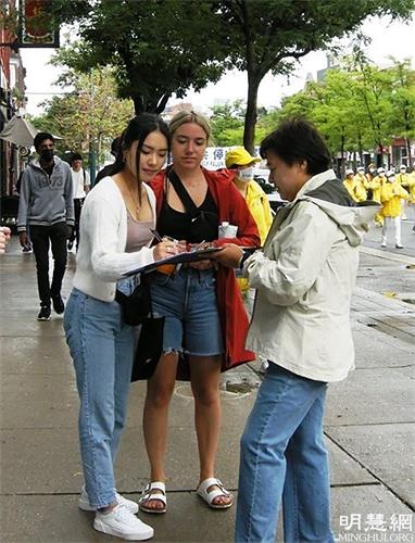 '圖16：在西安大略大學（University of Western Ontario）任職科研助理的艾韋滕（Ivy Tuong）（左一）女士表示支持法輪功學員反迫害。'