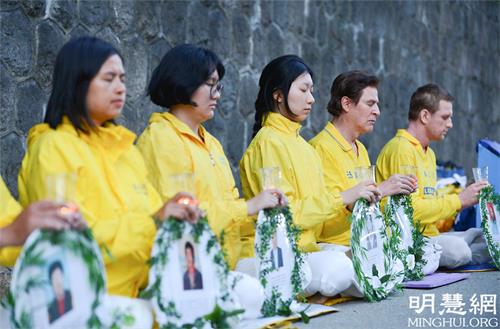 '圖1～7：二零二一年七月十八日晚，部份溫哥華法輪功學員靜靜地坐在中領館前，舉辦燭光夜悼，呼籲停止迫害，制裁迫害者。'