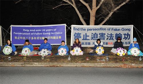 '圖1～2：二零二一年七月十九日晚，部份堪培拉法輪功學員聚集在中國駐澳大利亞使館前，舉行燭光悼念，紀念在中國大陸被中共虐殺的法輪功學員。'