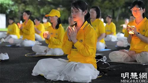 '圖7～8：學員們來到位於東京市中心的大島小松川公園的廣場，舉行燭光悼念活動'