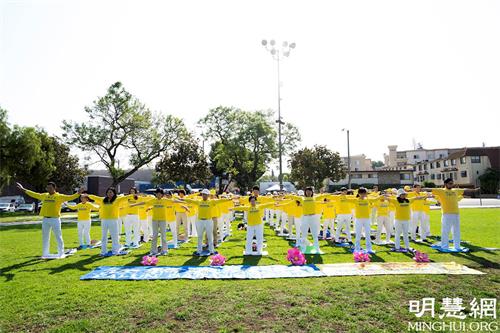 '圖1：二零二一年七月十七日，洛杉磯部份法輪功學員在蒙特利公園市（Monterey Park）的巴恩斯公園（Barnes Park）集體煉功，紀念法輪功反迫害二十二週年。'