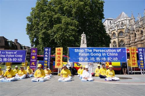 '圖1：二零二一年七月二十日，英國法輪功學員在倫敦議會大廈對面的議會廣場上舉行「七二零」反迫害集會。'