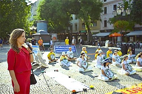 '圖7：首都布拉迪斯拉發（Bratislava）老城市市長祖紮娜﹒奧弗里希托娃（Zuzana Aufrichtová） 在集會上發言，支持法輪功反迫害'