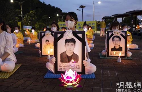 '圖5：點點燭光悼念被中共迫害致死的中國法輪功學員。'