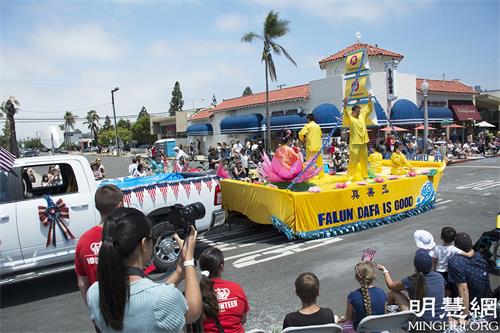 2021年7月3日，加州聖地亞哥縣科羅納多市（Coronado）舉行第72屆美國獨立日國慶遊行。圖為法輪功學員的花車，車上學員做功法演示。