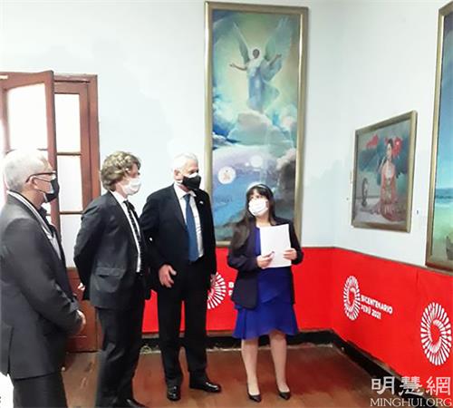 '圖2：意大利駐秘魯大使庫西奧（右二）、使館一秘保羅﹒托尼尼（左二）、市教育、文化和旅遊部經理阿瑞斯﹒馬托斯（左一）跟隨學員講解，觀看畫作。'