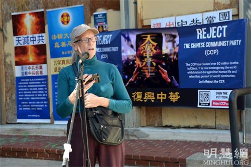 '圖7：「反對活摘器官醫生組織」（DAFOH）代表安・科森（Ann Corson）醫生在集會上發言。'