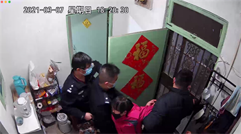 年3月7日，法輪功學員霍志芳被中關村派出所警察暴力綁架（視頻截圖）'