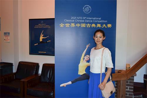 '圖20：手工業者Caroline Bo，於9月4日觀看了新唐人電視台主辦的「全世界中國古典舞大賽」'