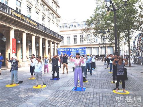 '圖1：二零二一年九月五日，巴黎法輪功學員在市中心柯萊特廣場舉辦了真相日活動，圖為法輪功學員在展示第二套功法。'