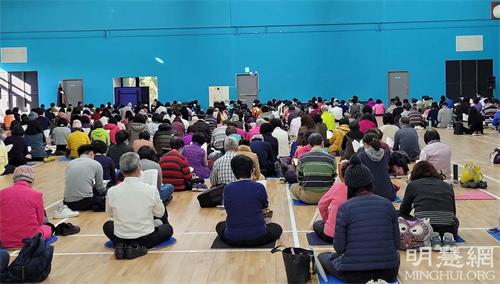 '圖1：來自台灣中部五縣市的部份法輪功學員，在彰南國民活動中心參加一日學法並交流、聆聽學員的修煉心得。'