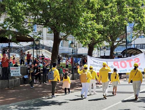 '圖5：新西蘭自由人權組織的成員們鼓掌致以對法輪功學員的支持。'