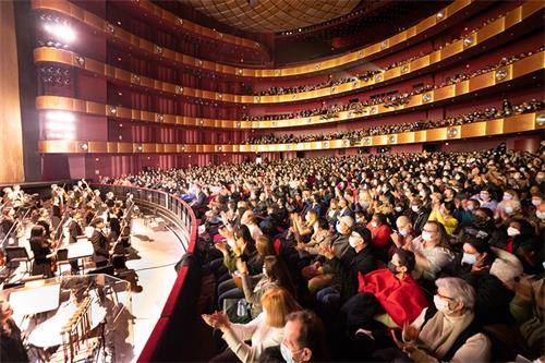 圖1：二零二二年三月十日下午一點，神韻紐約藝術團在紐約林肯中心大衛寇克劇院拉開了在此為期兩週共十場演出的首場演出的序幕，演出爆滿。圖為當天演出的謝幕照。（大紀元）