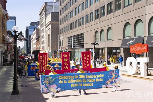 圖7-9：2022年5月10日，來自加拿大東部部份法輪功學員匯聚在首都渥太華國會山前，慶祝法輪大法洪傳三十週年。圖為法輪功學員在市中心步行街遊行。