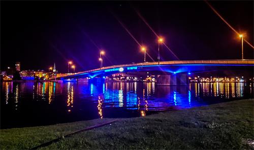 圖13：昆特西（Quinte West ）市在bridge on the bridge street大橋上亮起了藍色彩燈，慶祝法輪大法傳世30週年。