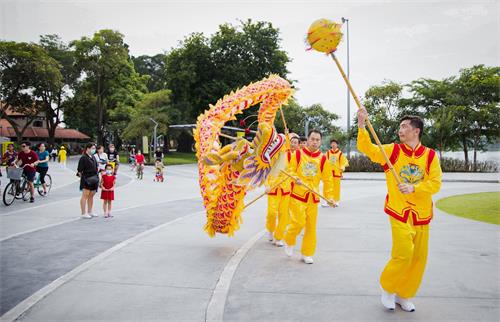 '圖4～5：馬來西亞法輪功學員在吉隆坡著名的休閒公園──蒂蒂旺沙湖濱公園廣場，舉行法輪大法洪傳30週年慶祝活動，圖為舞龍隊。'