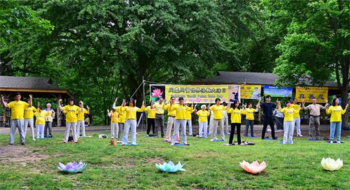 圖1-2：2022年5月14日，北卡羅萊納州部份弟子在羅利市普倫公園集體煉功，慶祝世界法輪大法日。