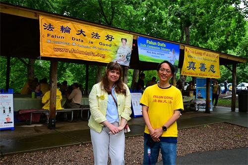 圖4：2022年5月14日，法輪功學員Kelly Ni (左）、Thai Ton 在北卡州的羅利市參加了法輪大法日的慶祝活動。