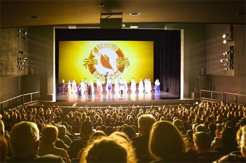 '圖3：二零二二年四月三十日至五月一日，神韻國際藝術團在澳大利亞本迪戈烏倫布拉劇院上演了兩場演出，圖為首場演出謝幕照。（大紀元）'