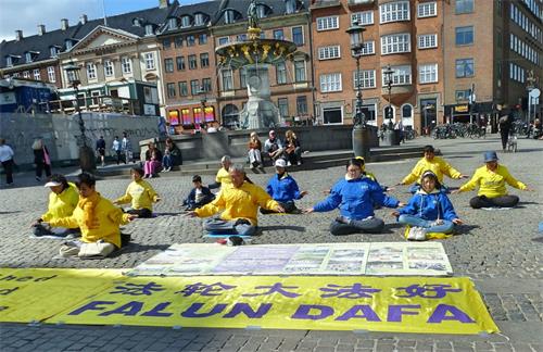 '圖2～3：慶祝世界法輪大法日，丹麥與部份瑞典學員在首都哥本哈根市中心，向世人展示功法。'