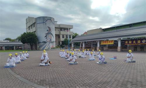 '圖1：台灣花蓮部份法輪功學員在黃昏市場附近廣場前傳播法輪功的真相。'