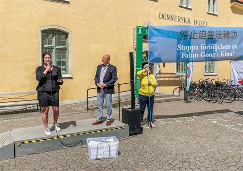 '圖3：瑞典國會議員安﹒索菲﹒阿爾梅（Ann-Sofie Alm）來到法輪功學員的展位，聲援法輪功學員反迫害，並發表演講。'