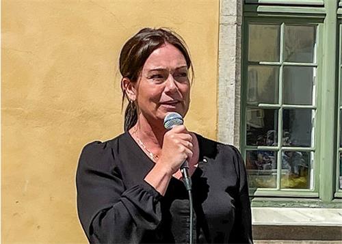 '圖1：瑞典國會議員安-索菲﹒阿爾梅（Ann-Sofie Alm）聲援法輪功學員在哥特蘭省首府維斯比論壇週活動期間揭露中共迫害，告訴人們真相。'