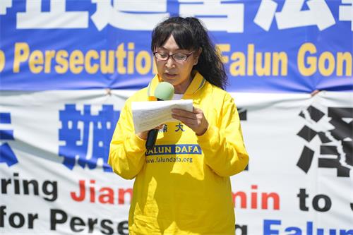 '圖9：二零二二年七月十七日，來自遼寧撫順的法輪功學員李輝在洛杉磯七﹒二零反迫害集會上講述她親歷的中共迫害。'