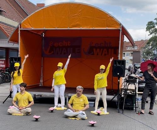 圖2：六月二十七日，法輪功學員在不萊梅沃爾區節（Stadtteilfest Walle）的舞台上展示功法