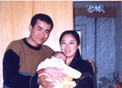 '曲輝和妻子劉新穎曾經幸福的家庭'