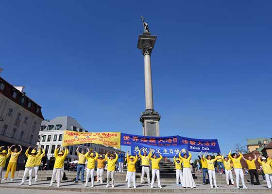 波蘭學員華沙遊行慶世界法輪大法日