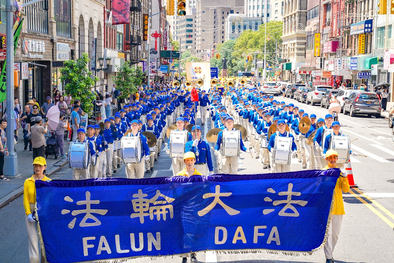 紐約法輪功反迫害26年遊行數百神韻藝術家現身感動華埠民眾