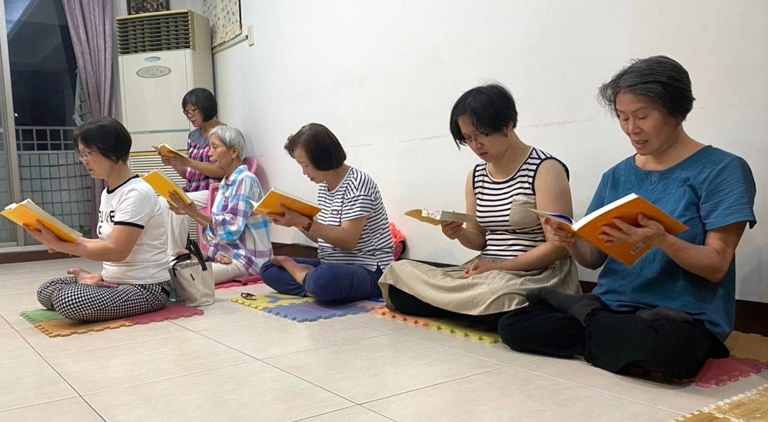 圖:意晴(右二)和大家一起集體學法。