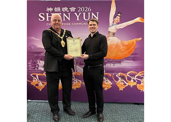 英國斯托克市市長向神韻頒發特別表彰證書