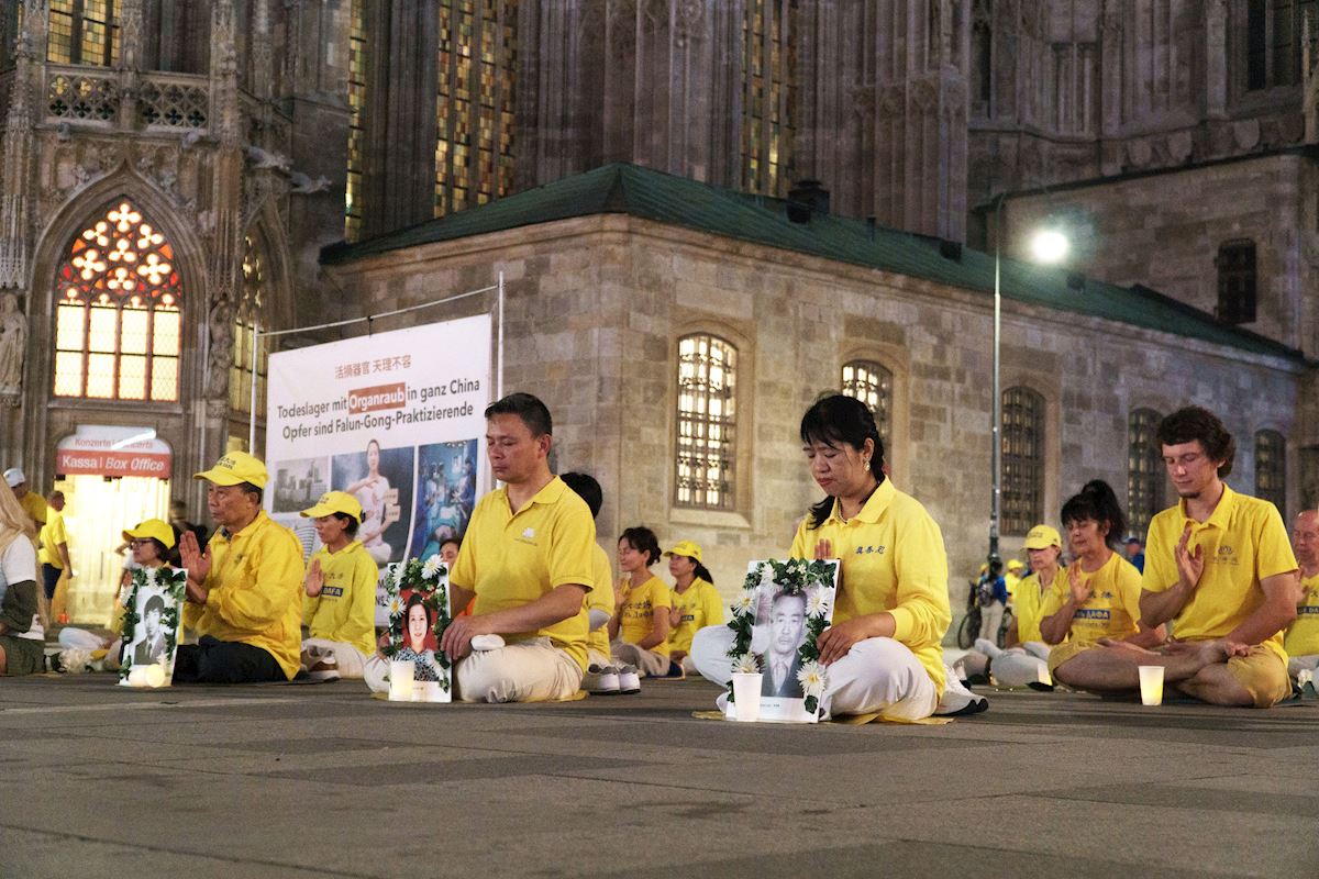 '圖9~10:燭光夜悼遭受中共迫害失去生命的大陸法輪功學員。(明慧網)'
