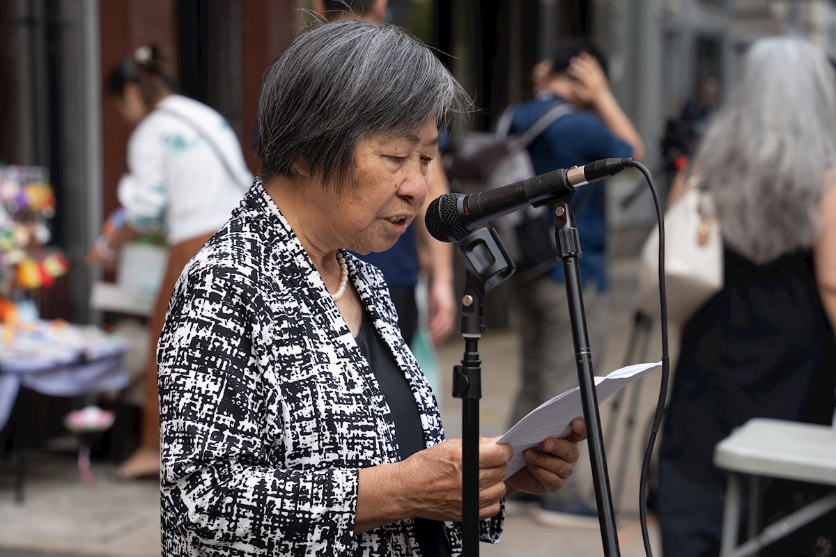 '圖8:二零二六年九月十九日,三退義工童女士在費城唐人街慶祝4.66億華人「三退」集會上發言。(明慧網)'