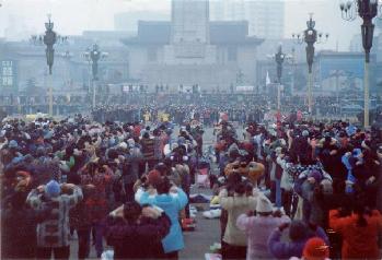 1999年年初南昌八一廣場萬人煉功