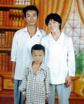法輪功學員陳建寧與妻子、兒子