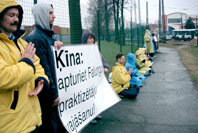 拉脫維亞大法弟子中使館前和平抗議　支持審判江澤民(圖)