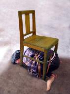 酷刑模擬演示圖：五花大綁塞到椅子底下
