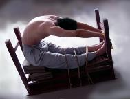 酷刑演示：法輪功學員被綁在老虎凳上