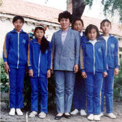 劉桂華生前和學生們在一起