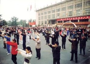 1998年秋首都體育館前千人煉功
