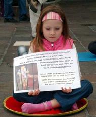 六歲的卡塔琳娜：「停止對法輪功的迫害。